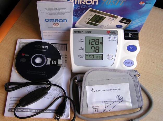 Medidor de presión arterial automático de brazo Omron 705IT