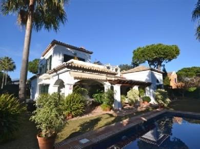 Chalet con 5 dormitorios se vende en Estepona, Costa del Sol