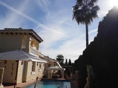 Chalet con 5 dormitorios se vende en Marbella, Costa del Sol