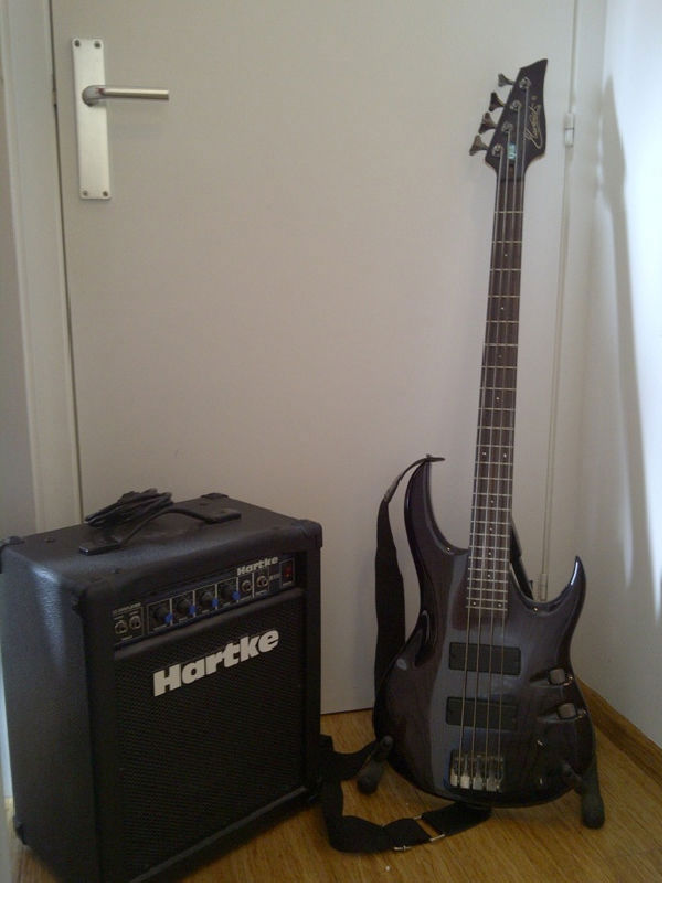 Vendo execelente bajo Maverick con amplificador 30 w y accesorios.