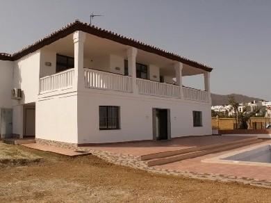 Chalet con 4 dormitorios se vende en Estepona, Costa del Sol