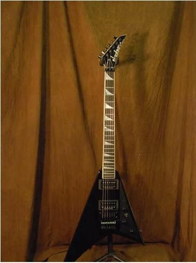 Vendo Jackson RR3 con floyd rose (licencia) y estuche rigido.A estrenar!!!