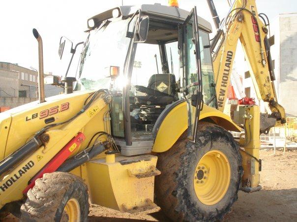 SE VENDE RETROEXCAVADORA NEWHOLLAND LB95