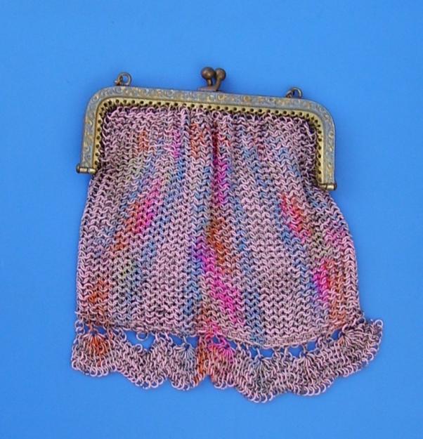 Antiguo monedero de malla esmaltada rosa años 20