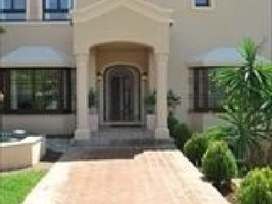 Chalet con 5 dormitorios se vende en Marbella, Costa del Sol