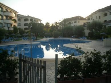 Apartamento con 2 dormitorios se vende en Marbella, Costa del Sol