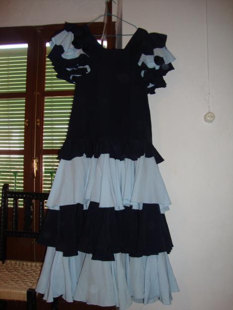 Venta de varios modelos de trajes de flamenca.