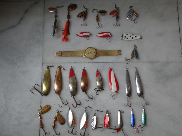 Lote de artículos de pesca: cucharillas y anzuelos