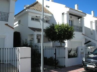 Adosado con 4 dormitorios se vende en Marbella, Costa del Sol