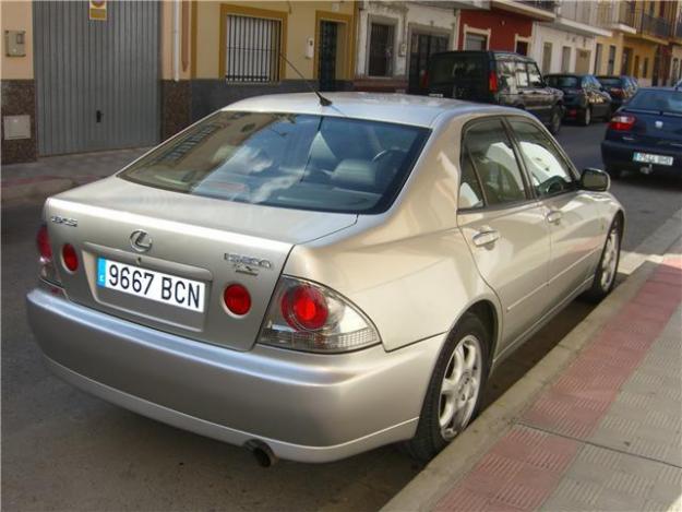 Lexus IS 200 automático