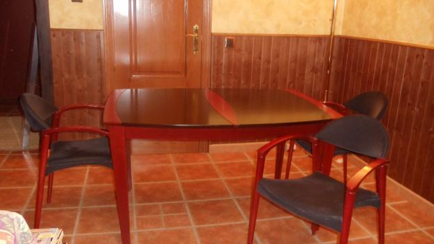 Mesa de comedor extensible con 4 butacas