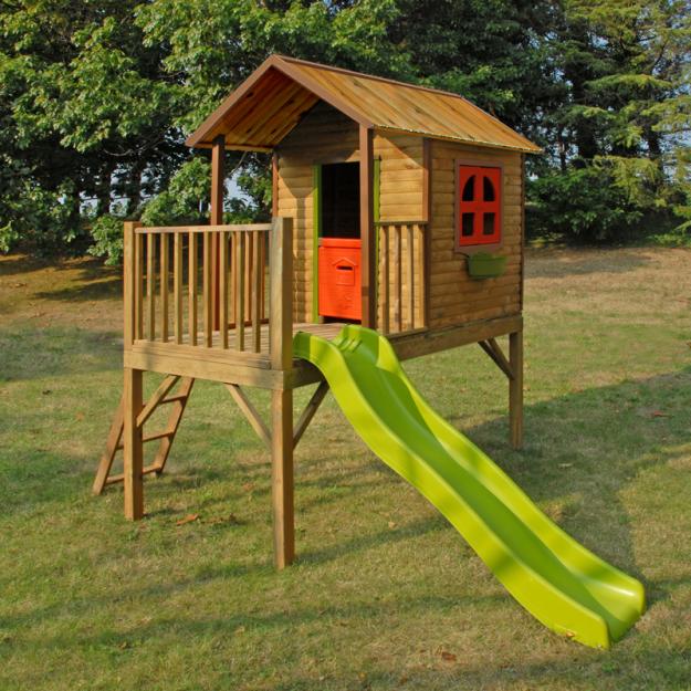 Caseta de madera con tobogán
