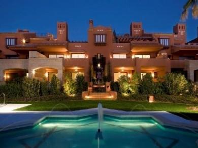 Apartamento con 2 dormitorios se vende en Marbella, Costa del Sol