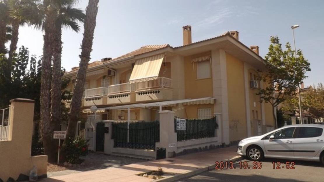 Se vende duplex exquina en santa pola-2 dormitorios-salón comedor con chimenea-2 baños