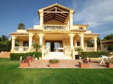 Chalet con 5 dormitorios se vende en Marbella, Costa del Sol