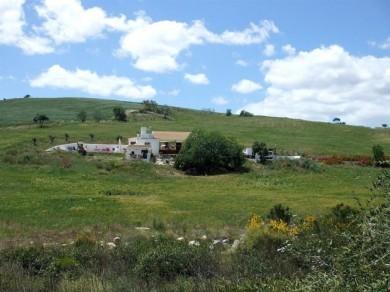 Chalet con 6 dormitorios se vende en Alora