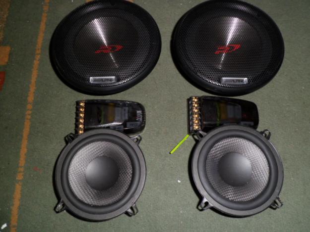 Dos altavoces alpine y dos altavoces jbl.