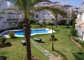 Apartment with terrace overlooking pool