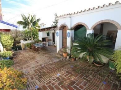 Chalet con 2 dormitorios se vende en Marbella, Costa del Sol