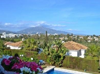 Adosado con 3 dormitorios se vende en Estepona, Costa del Sol