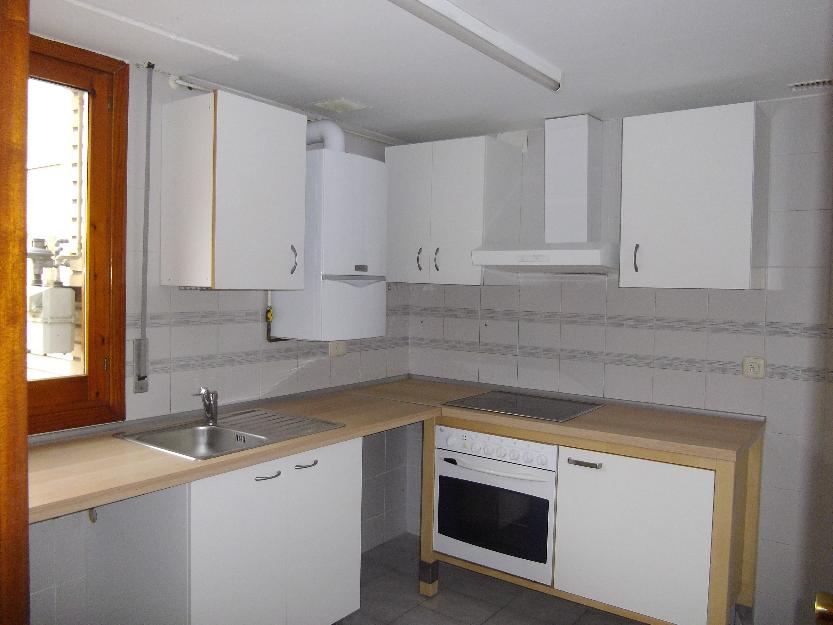 Piso en muy buen estado, recién pintado y suelo pulido. Cocina eq