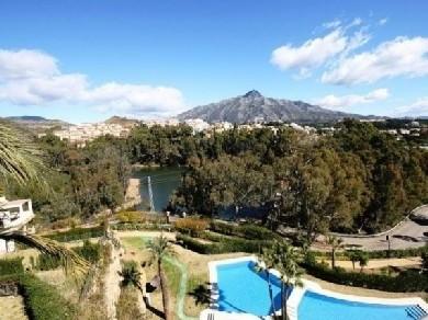 Apartamento con 2 dormitorios se vende en Marbella, Costa del Sol