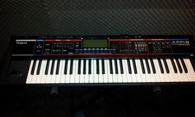 Teclado Roland Juno G + funda Nord