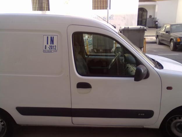 vendo renault kangoo urgente con isotermo de color  blanco  del año 2002 de gasoil