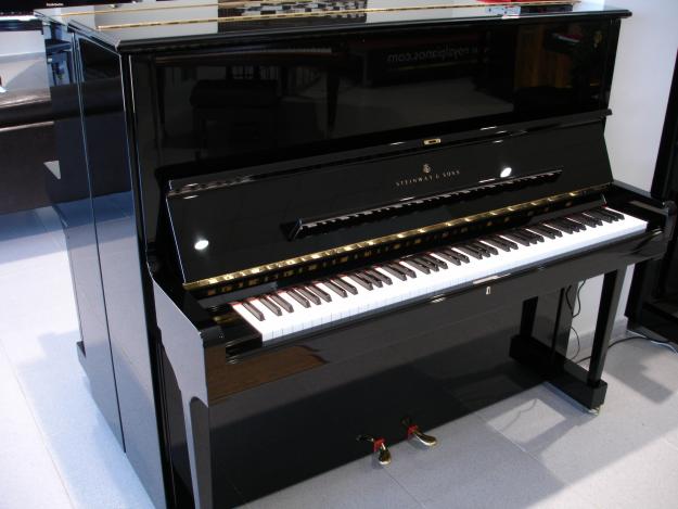 Steinway & Sons Modelo K132