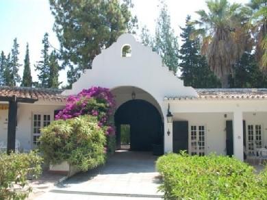 Chalet con 14 dormitorios se vende en Estepona, Costa del Sol