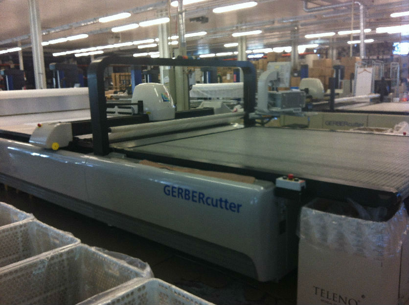 Se vende mesa de corte Gerber - robot - elevador