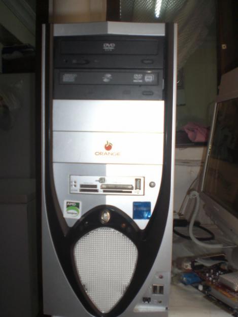 Se vende  un  ordenador  torre  de  color gris y negro