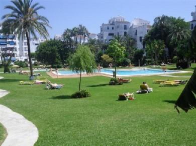 Apartamento con 3 dormitorios se vende en Marbella, Costa del Sol