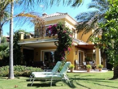 Chalet con 4 dormitorios se vende en Marbella, Costa del Sol