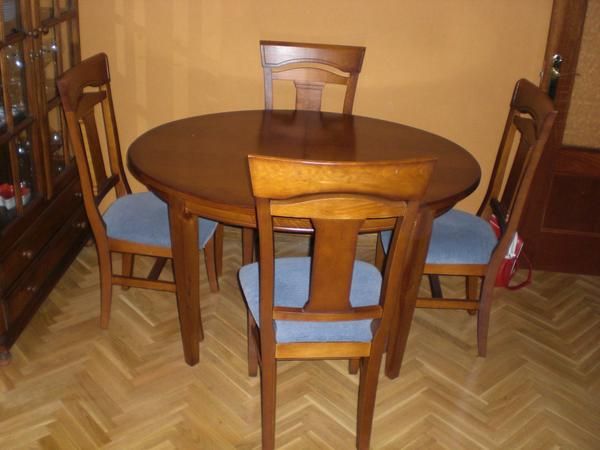 VENDO MESA DE MADERA CON 4 SILLAS PARA COMEDOR