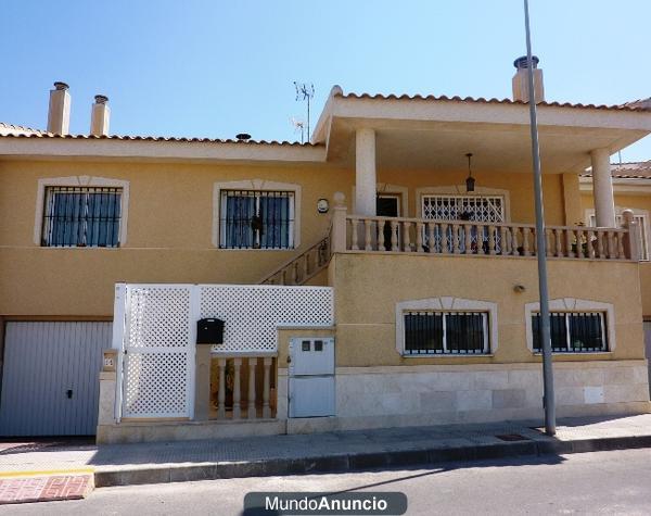 BUNGALOW DE 217 M2 CON PISCINA COMUNITARIA