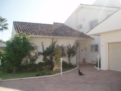 Chalet con 4 dormitorios se vende en Estepona, Costa del Sol