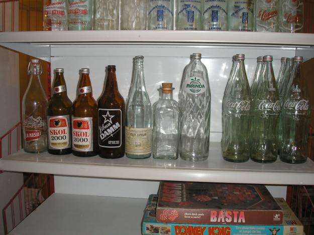lote botellas gaseosa, coca cola, leche, etc..años 70-80 + estantería de la casera