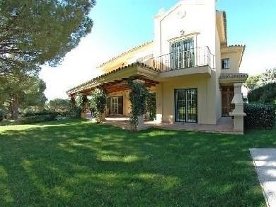 Chalet con 4 dormitorios se vende en Marbella, Costa del Sol