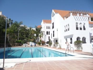 Apartamento con 2 dormitorios se vende en Marbella, Costa del Sol