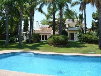 Chalet con 5 dormitorios se vende en Marbella, Costa del Sol