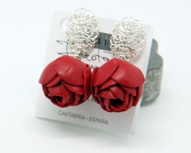 Pendientes rojos piel