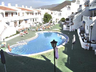 Spacious Poolside Apartment with WIFI