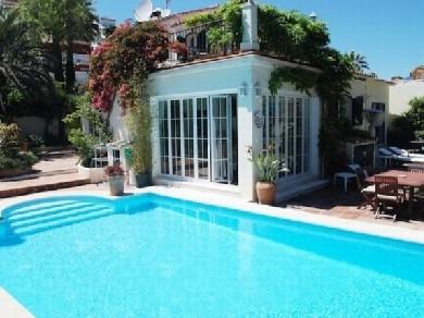 Chalet con 4 dormitorios se vende en Marbella, Costa del Sol