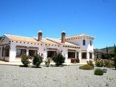 Chalet con 3 dormitorios se vende en Alora
