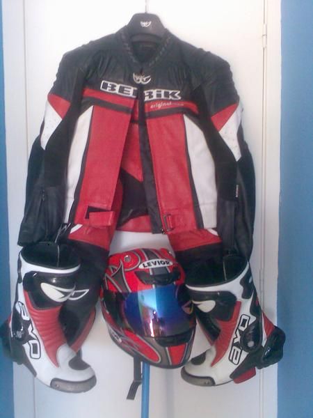 vendo lote de moto,mono casco botas guantes etc...