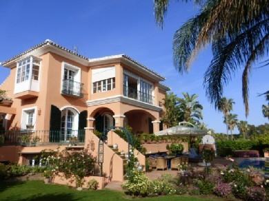 Chalet con 4 dormitorios se vende en Marbella, Costa del Sol