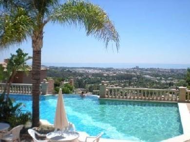 Apartamento con 2 dormitorios se vende en Marbella, Costa del Sol