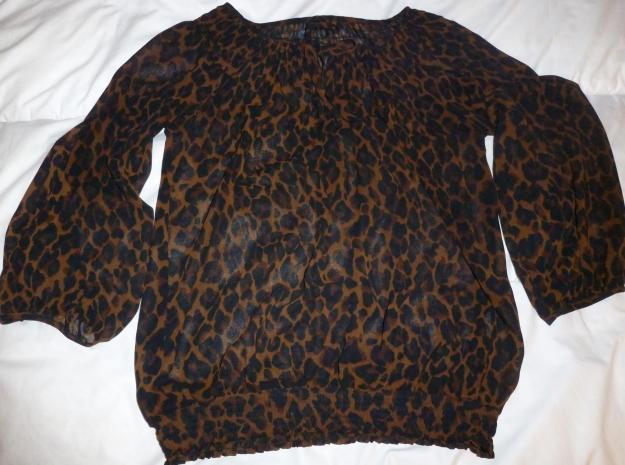 Blusa estampada de leopardo. Nueva. Talla S.