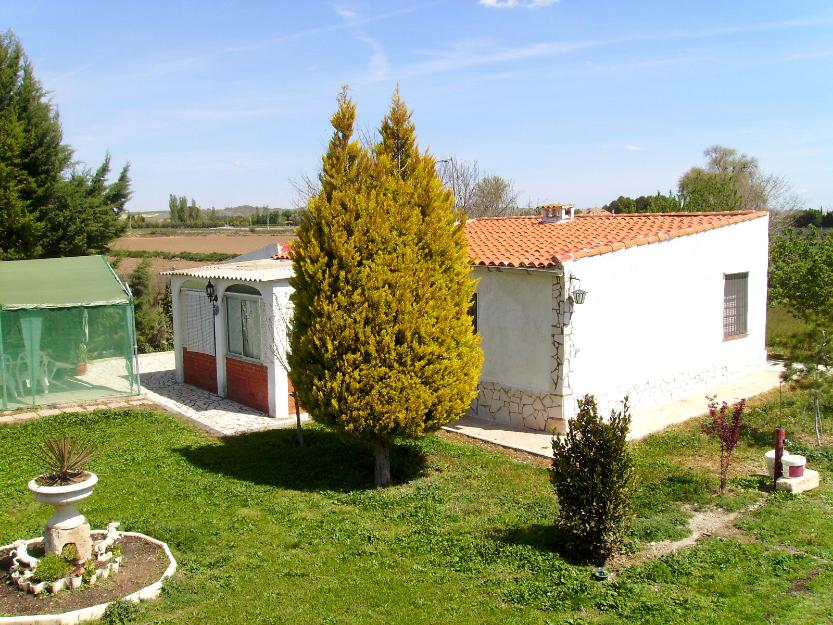Se vende parcela con vivienda y piscina